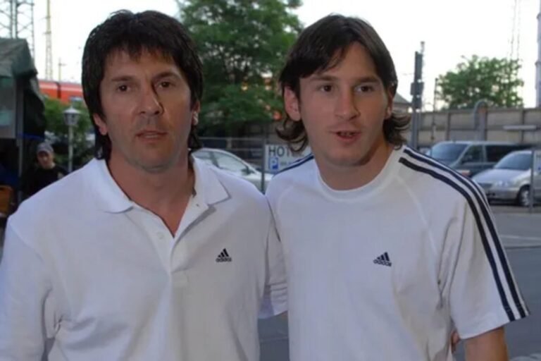 Jorge Messi junto a Lionel Messi en un partido de fútbol
