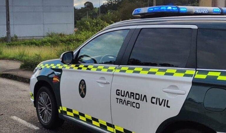 Patrulla de la Guardia Civil en la carretera A-7053