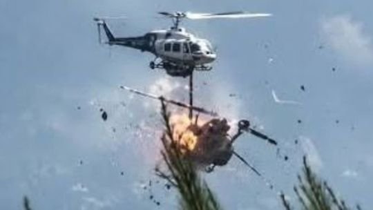 Helicópteros del Cuerpo de Bomberos de Grecia en operativo contra incendio forestal