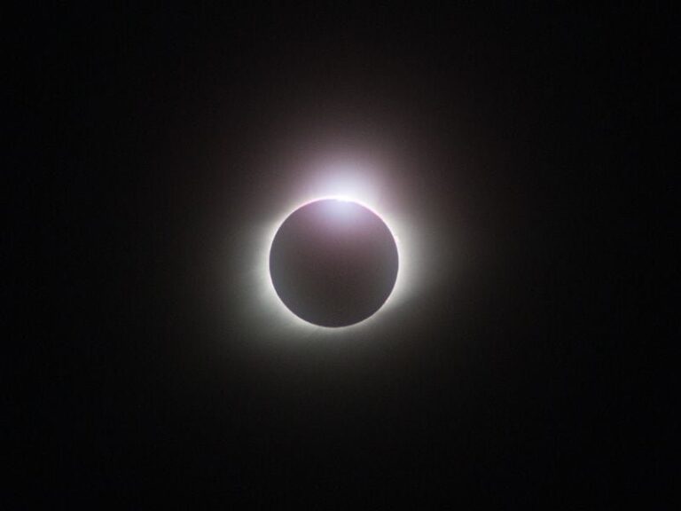 Eclipse solar total visto desde el espacio