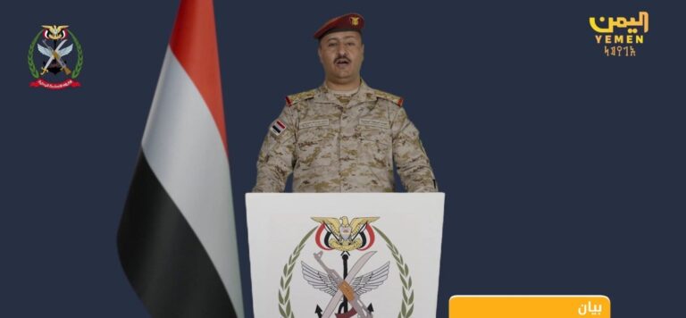 Soldados del Ejército de Yemen en posición durante una operación militar