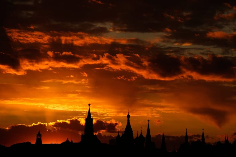 Cielo rojizo al atardecer sobre un palacio en Moscú, Rusia