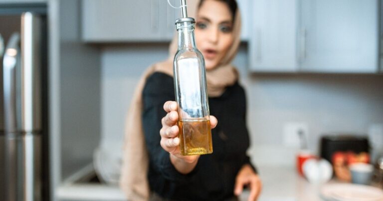 Elena Díaz, catadora de aceite, sosteniendo una copa de cata