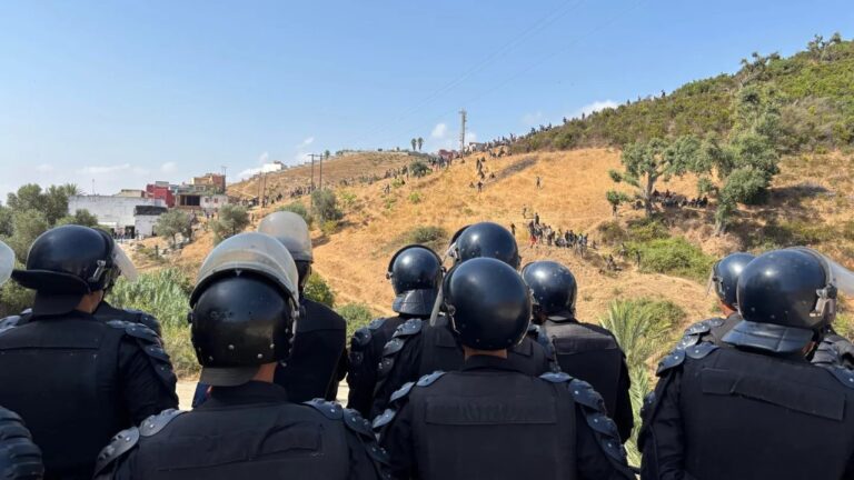 Valla fronteriza de Ceuta con personal de seguridad
