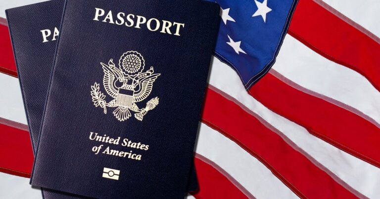 Pasaporte estadounidense sobre una mesa