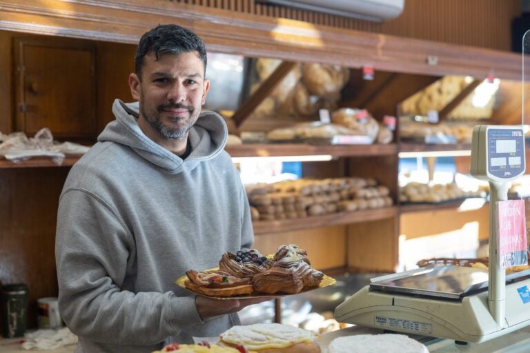 Víctor Ormazábal en su panadería de Lomas de Zamora