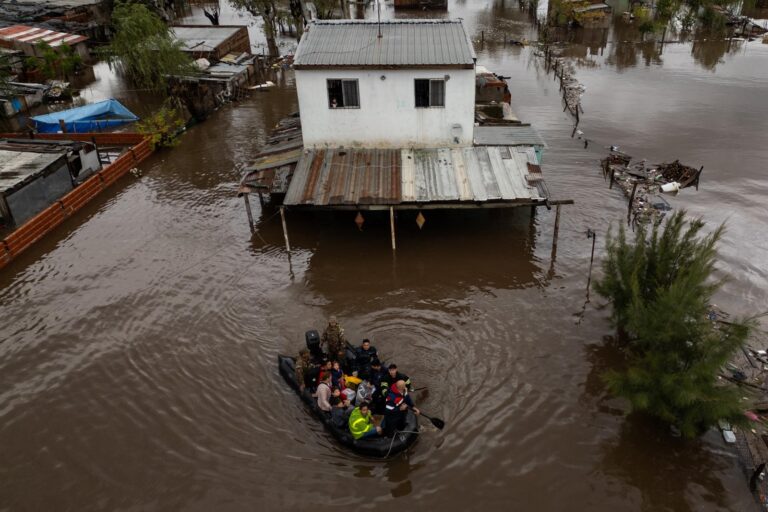 Vista aérea de la zona norte del conurbano bonaerense con infraestructura urbana y cursos de agua