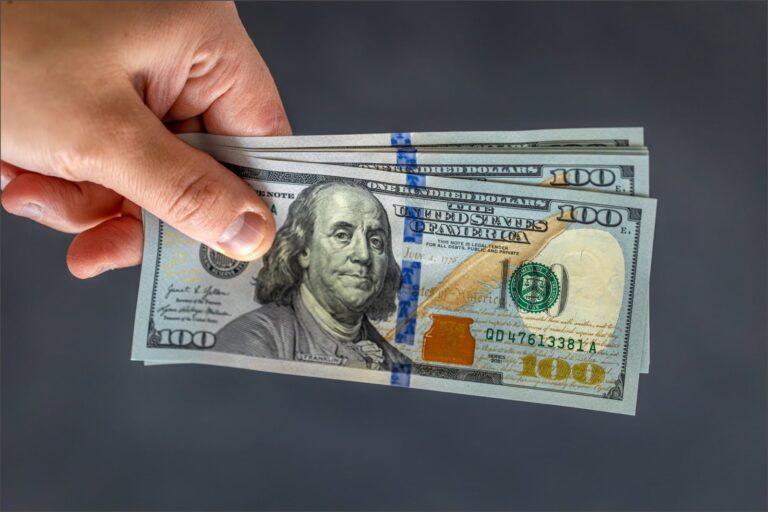 Trabajadores en Florida con cartel de salario mínimo US$15