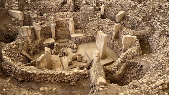 Pilares de piedra en forma de T en el sitio arqueológico de Göbekli Tepe