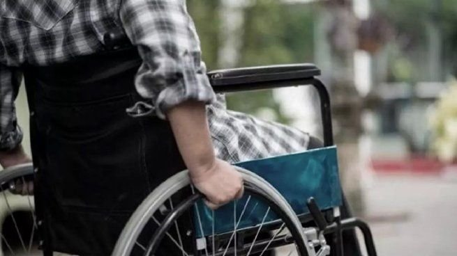 Persona con discapacidad recibiendo atención en un centro de día