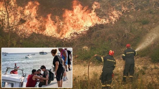 Turistas evacuados en barco durante incendio forestal en Grecia
