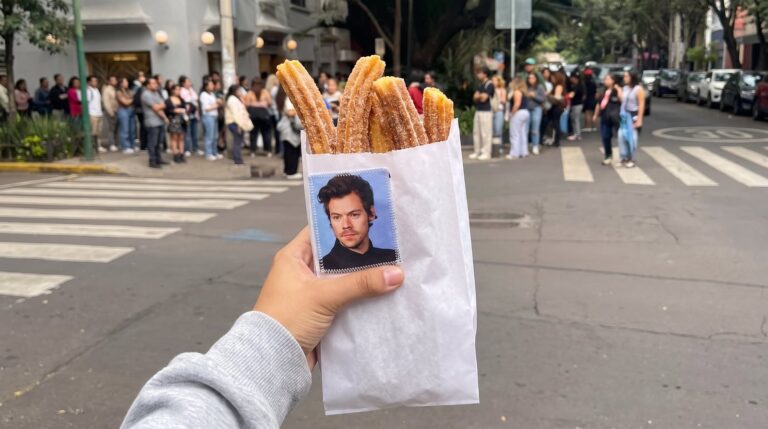Fila de seguidores en la churrería El Moro por la cortesía de Harry Styles