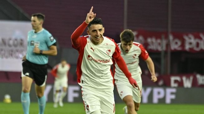 Jugadores de Independiente celebran un gol ante Lanús en el estadio Ciudad de Lanús