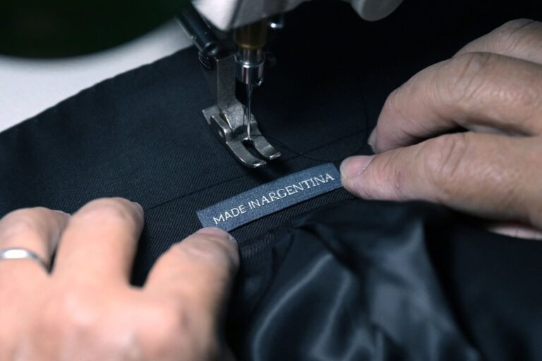 Máquinas textiles en una fábrica argentina