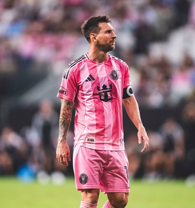 Escudo de Inter Miami con listón negro en señal de luto