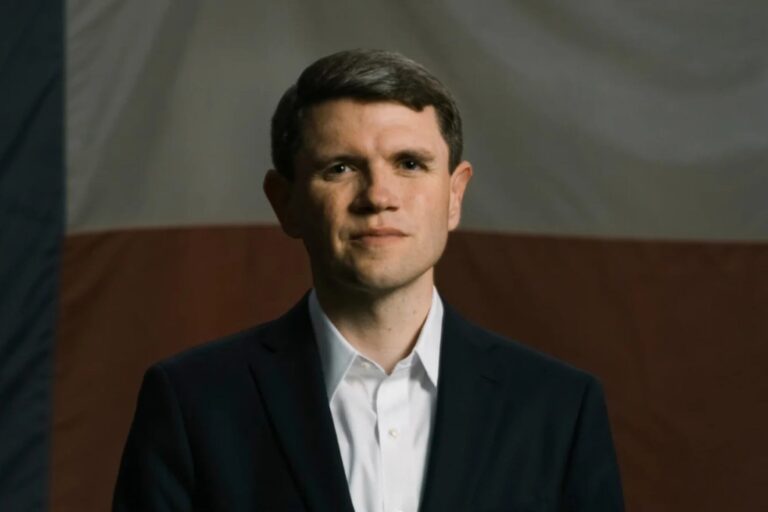 James Talarico en campaña electoral en Texas