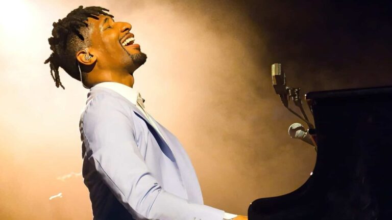 Jon Batiste al piano