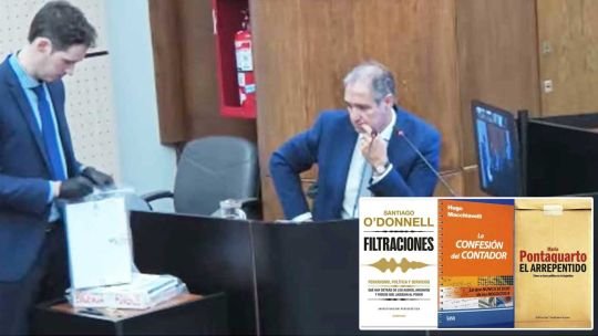 Periodista con micrófono y cuaderno en una conferencia de prensa