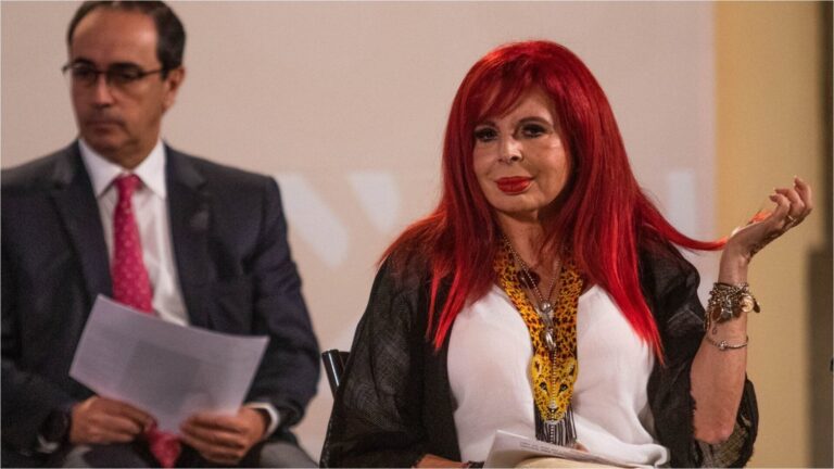 Layda Sansores en un avión en clase premier