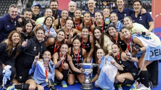 Equipo argentino de hockey sobre césped celebrando el título mundial