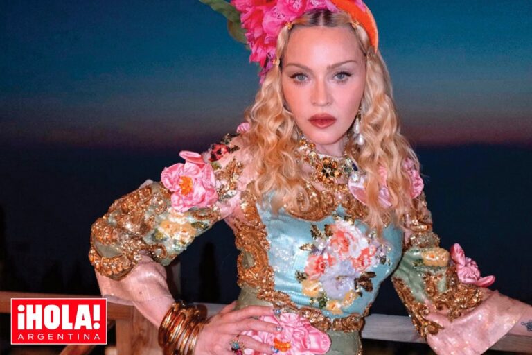 Madonna posa junto a sus hijos durante su viaje de cumpleaños en Grecia