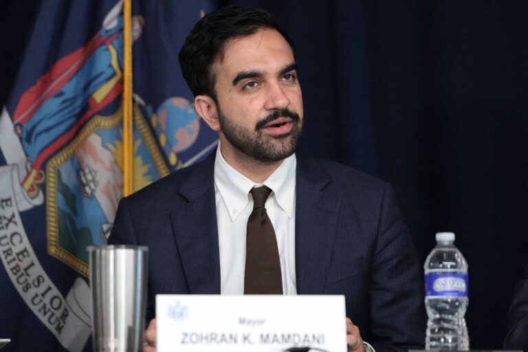 Zohran Mamdani, alcalde de Nueva York, durante anuncio sobre línea de apoyo legal para migrantes