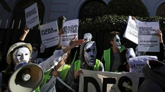 Manifestantes frente a la residencia de Peter Thiel en Buenos Aires