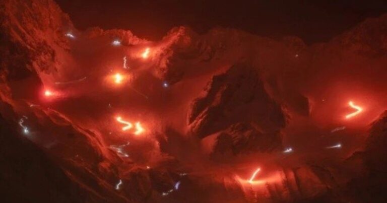 Esquiadores con antorchas descendiendo el Cerro Martial en Ushuaia