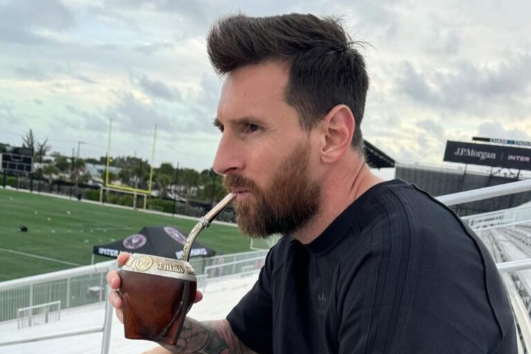 Mate con bombilla sobre una mesa
