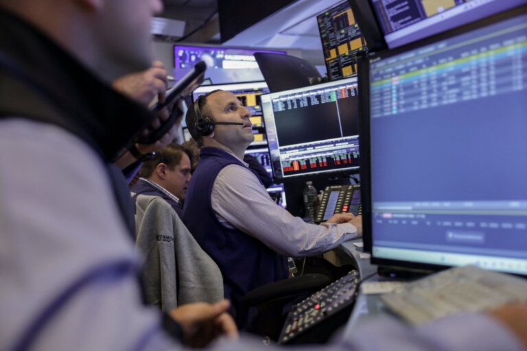 Gráfico de mercado con tendencia alcista y petróleo en baja