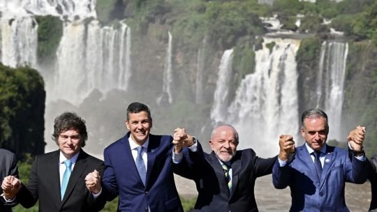 Reunión del Mercosur con banderas de los países miembros