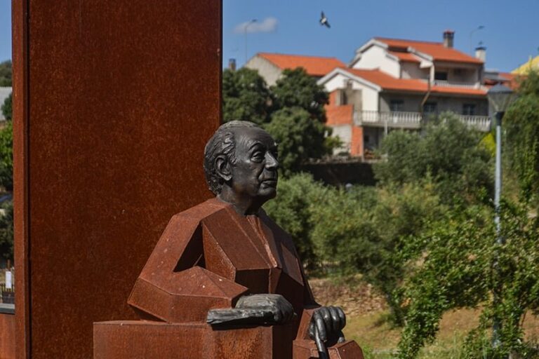 Monumento a los Escritores en Torre de Moncorvo, con estatuas de Borges, Saramago y Torga