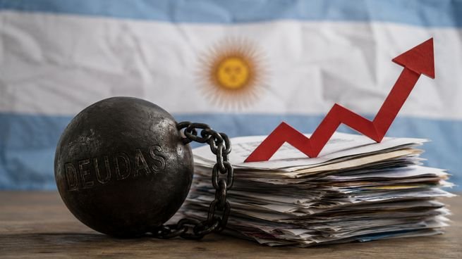 Persona revisando facturas y calculando deudas en su hogar