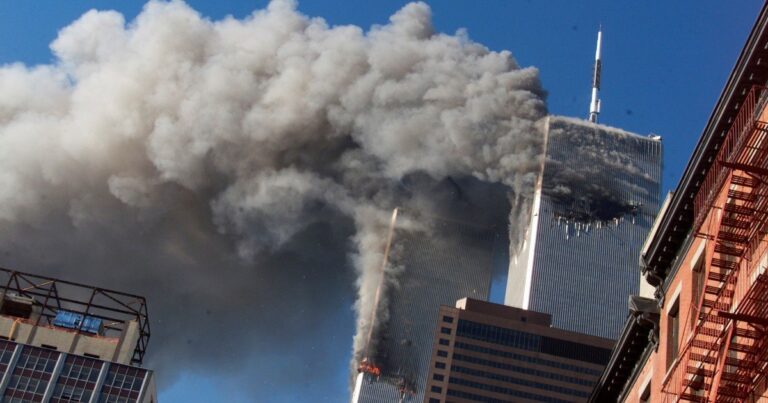 Torres Gemelas con humo el 11 de septiembre de 2001