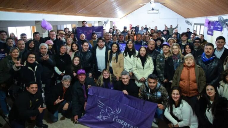 Simpatizantes de La Libertad Avanza en la sede de Colón, Entre Ríos
