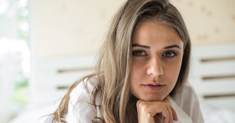 Mujer reflexionando sobre la alta sensibilidad