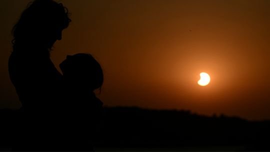 Fotografía del eclipse total de Sol con corona dorada captada desde Benavente, Zamora