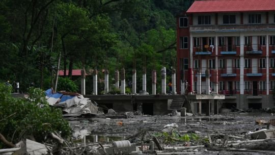 Rescatistas buscan sobrevivientes entre escombros en la frontera entre Nepal y China tras inundaciones