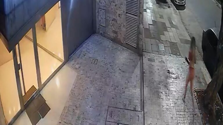 Candela Arizaga saliendo del departamento de Facundo Moyano en video de seguridad