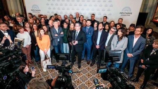 Legisladores opositores reunidos en el Congreso