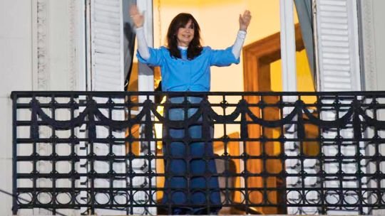 Cristina Kirchner saluda a la multitud durante una marcha