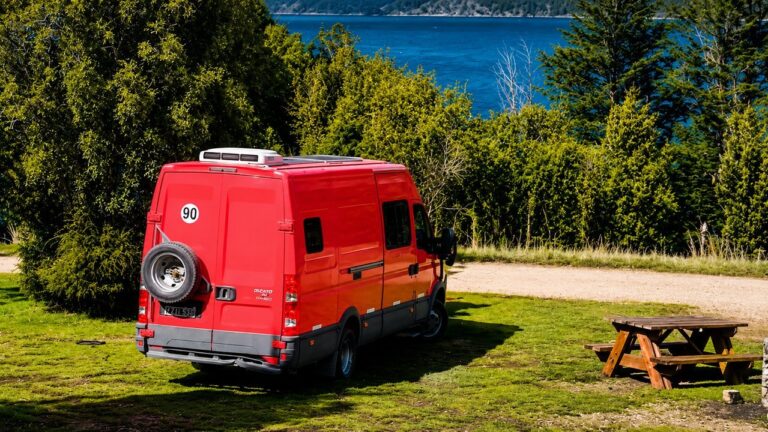 Motorhomes estacionados en el Parque Nacional Los Alerces, Chubut