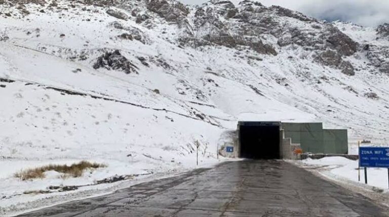 Camiones varados en el Paso Cristo Redentor por la nieve