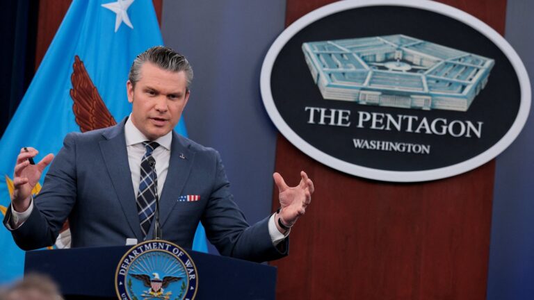 Pete Hegseth, secretario de Defensa de Estados Unidos, habla ante periodistas