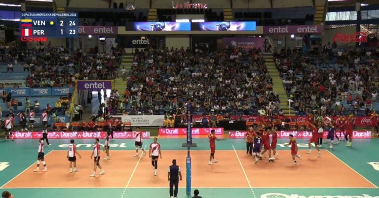 Selección peruana de vóley masculino en partido contra Venezuela