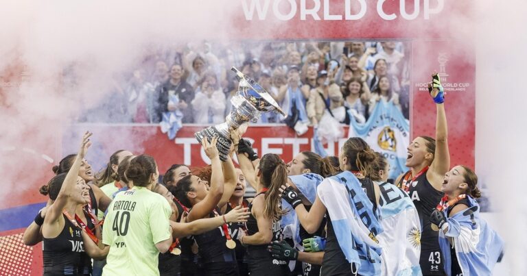 Jugadoras de Las Leonas celebrando el título mundial de hockey 2026