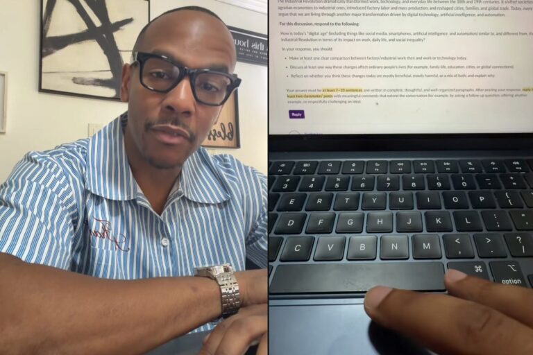 Profesor corrigiendo exámenes en un aula