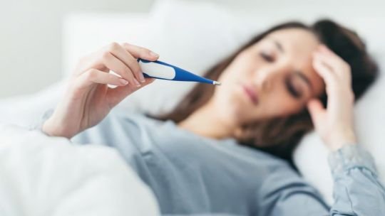 Ilustración de virus de influenza A(H3N2) con texto supergripe