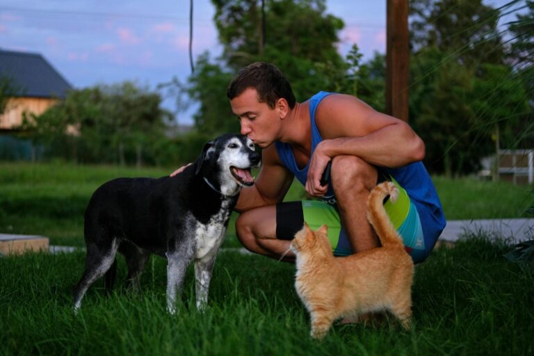 Persona hablando con su perro en un parque