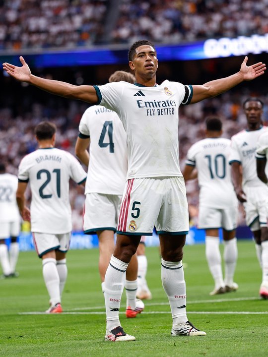Jugadores del Real Madrid celebran un gol ante el Málaga en el Santiago Bernabéu